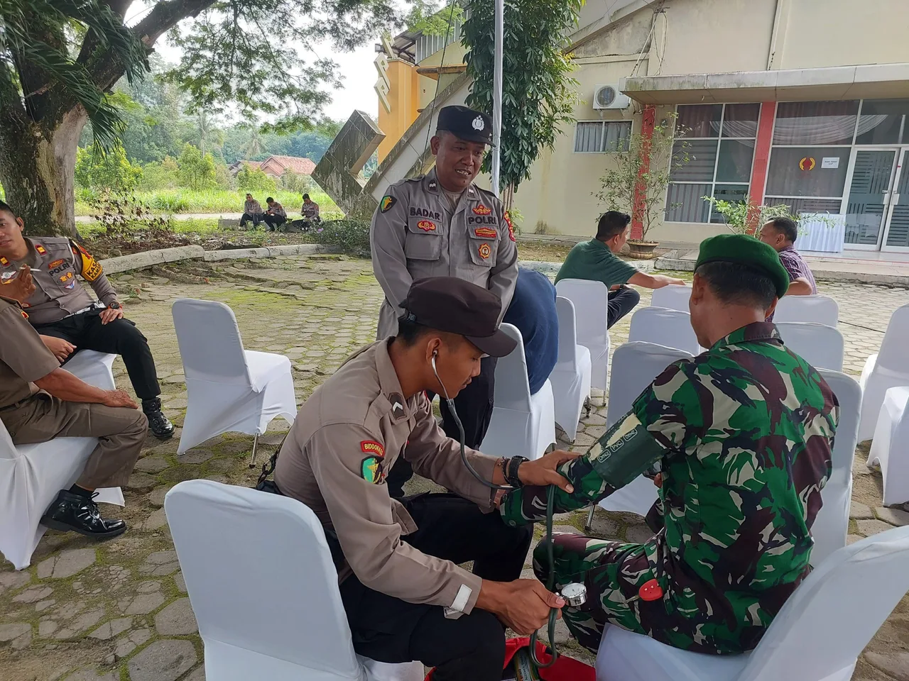 Tim Dokkes Polres Tulang Bawang barat Cek Kesehatan Anggota Pengamanan Rapat pleno Terbuka KPU Tingkat Kabupaten