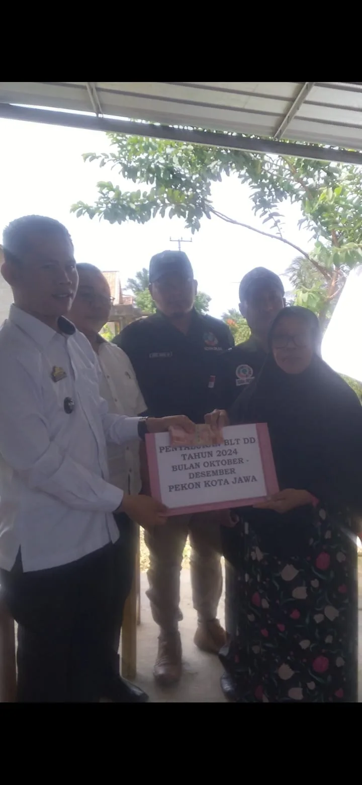 Peratin Hendra,S.Pd Serahkan Blt DD Tahap Akhir Tahun 2024 Di.Aula Balai Pekon Kota Jawa