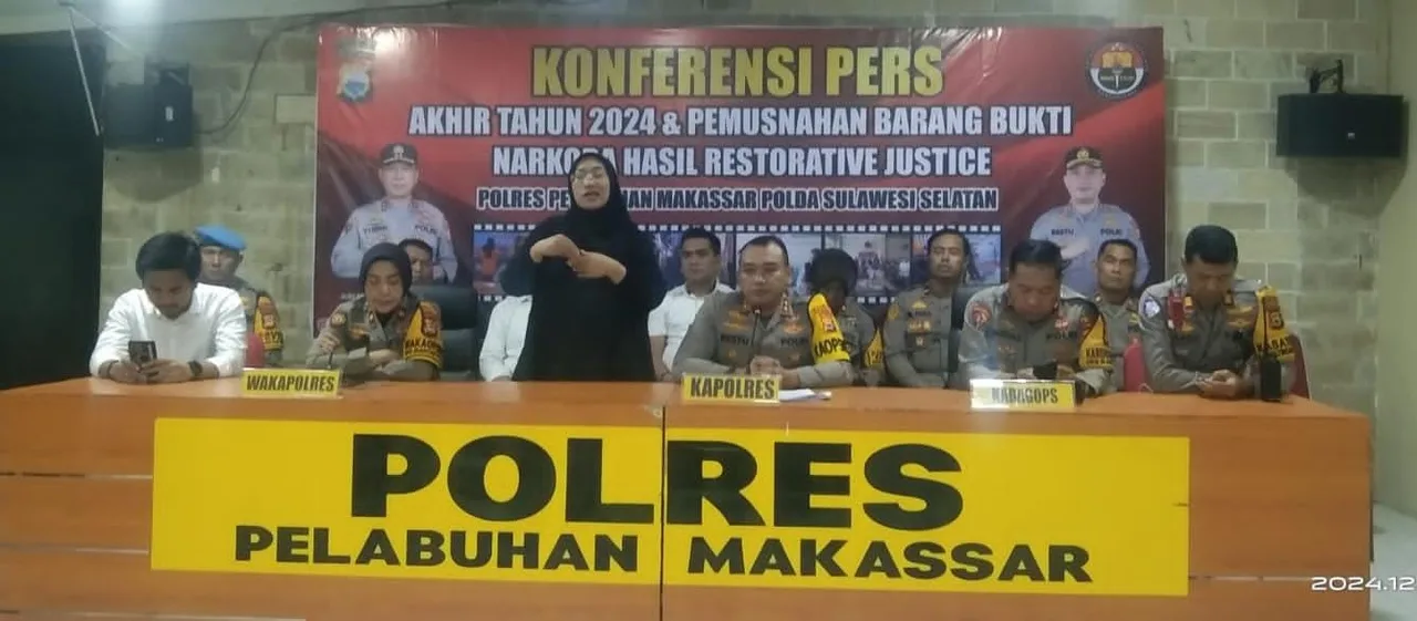 Kapolres Pelabuhan Makassar, AKBP Restu Wijayanto Pimpin Kompresi Pers Akhir Tahun 2024, Pemusnahan Barang Bukti Tersebut