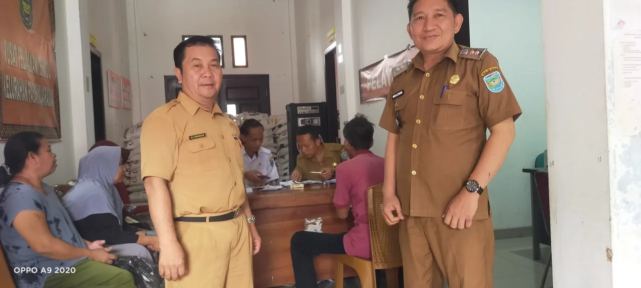 Kelurahan Pasar Muaradua Salurkan Bantuan Beras Bulog Kepada Ratusan Warga