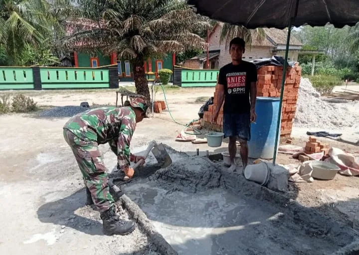 Babinsa Koramil 426-05 PA, Melaksanakan Gotong Royong Dengan Masyarakat