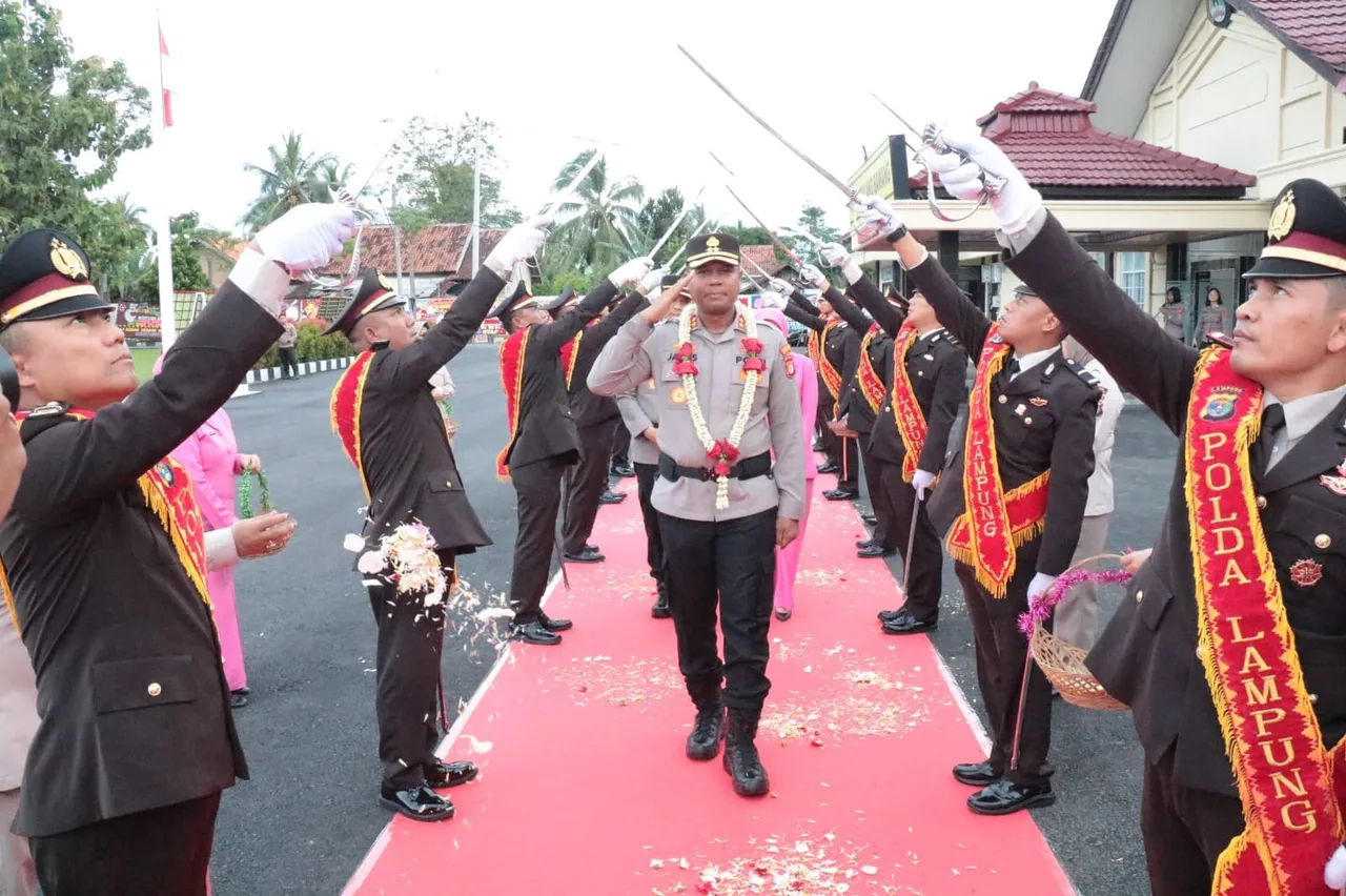 Tradisi Welcome And Farewell Parade Sambut Kapolres Tulang Bawang