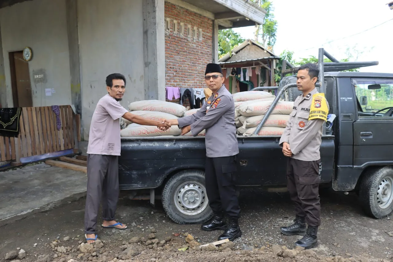 Kapolres Loteng Salurkan Bantuan Semen untuk Pembangunan Masjid Di Praya