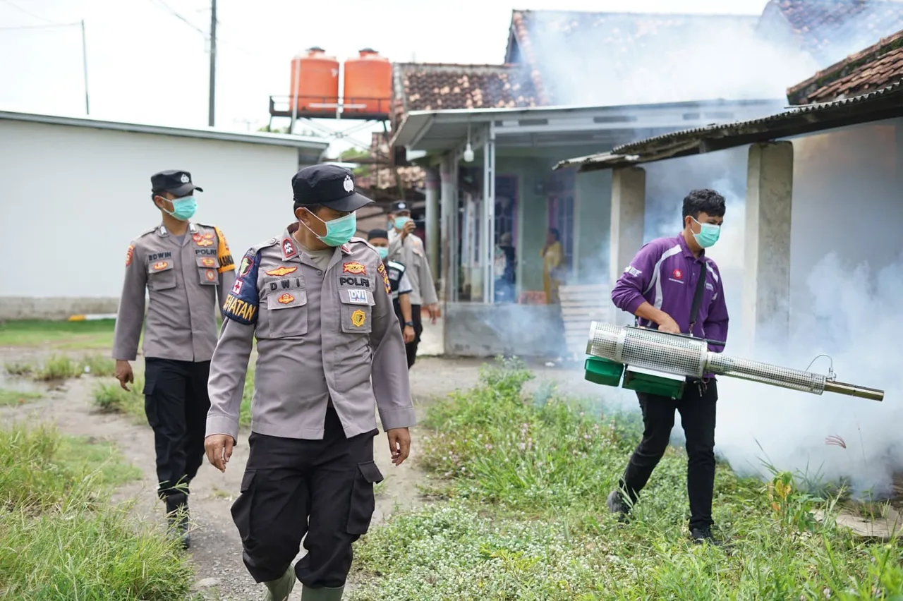 Polres Tulang Bawang Lakukan Fogging di 9 Lokasi Berbeda, AKBP Yuliansyah: Ingat 3M Plus Untuk Cegah DBD