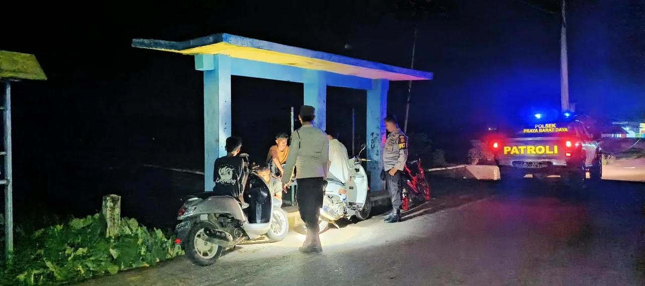 Patroli Rutin Polres Loteng Antisipasi Aksi Kenakalan Remaja Pada Malam Hari