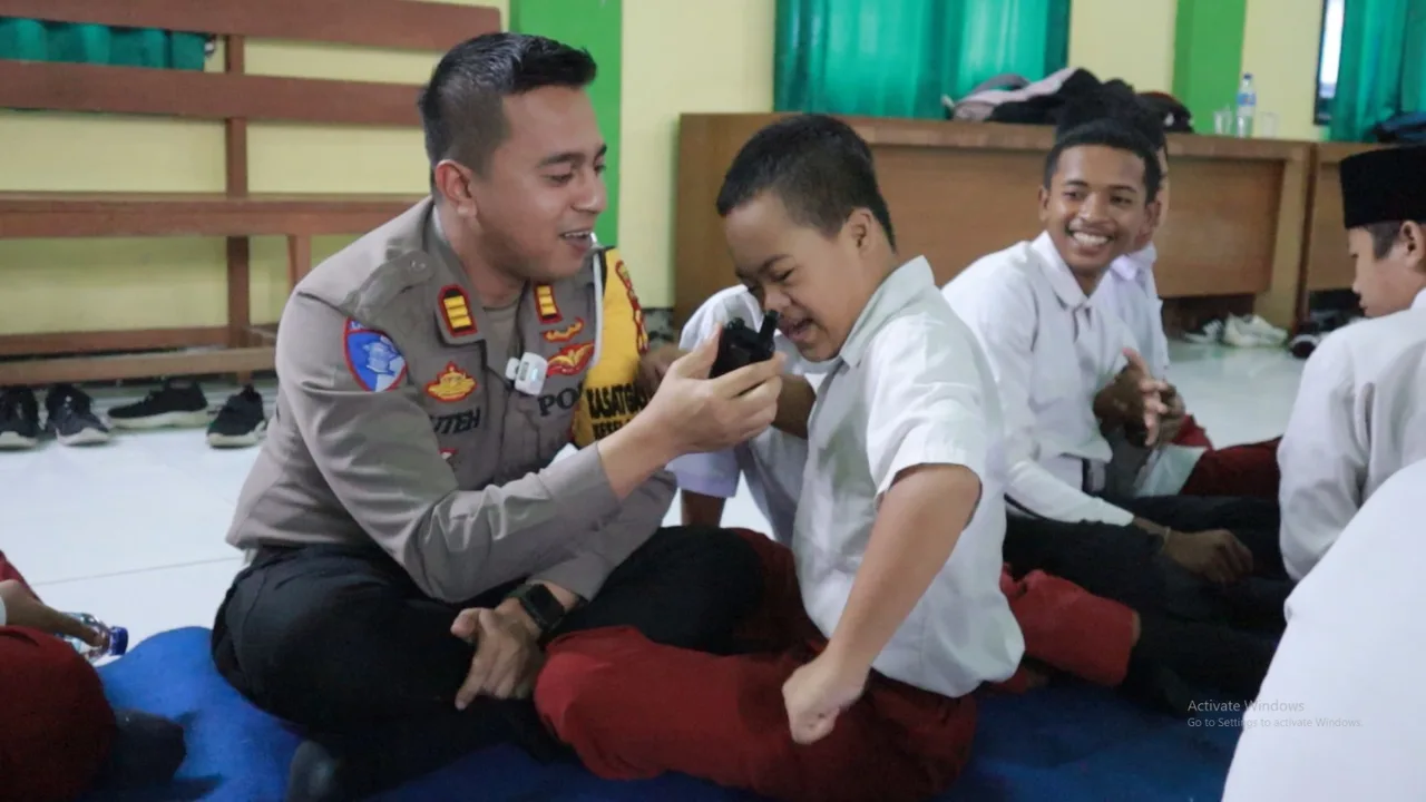 Operasi Keselamatan Rinjani 2025, Sat Lantas Polres Loteng Edukasi Siswa SLBN 1 Praya
