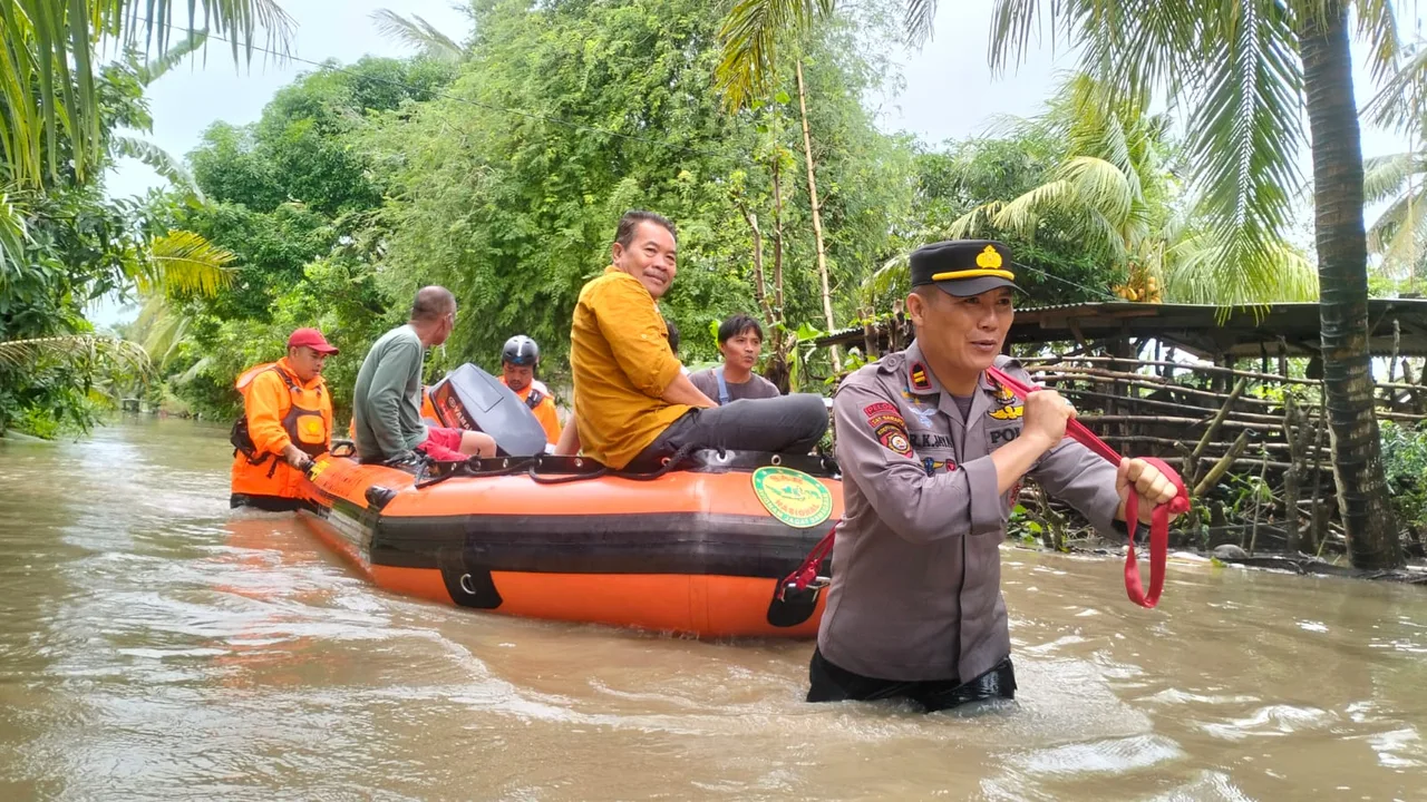 Polres Loteng Bersama Stakeholder Terkait Evakuasi Korban Banjir Di Pujut