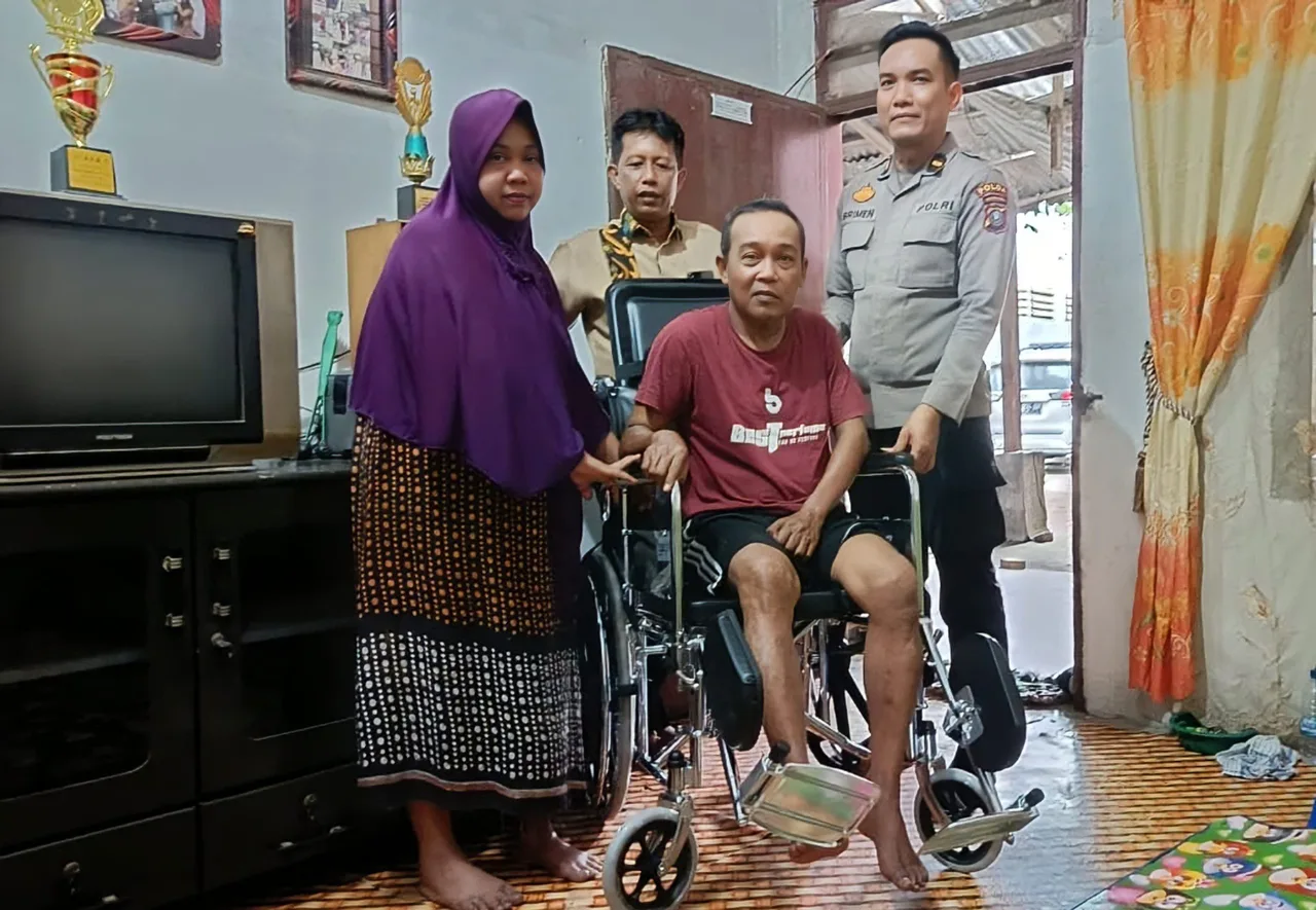 Ipda Brimen Dan Zuhari Mewakili Wartawan Menyerahkan Kursi Roda Dan Beras Kepada Wartawan Yang Menderita Stroke Ringan