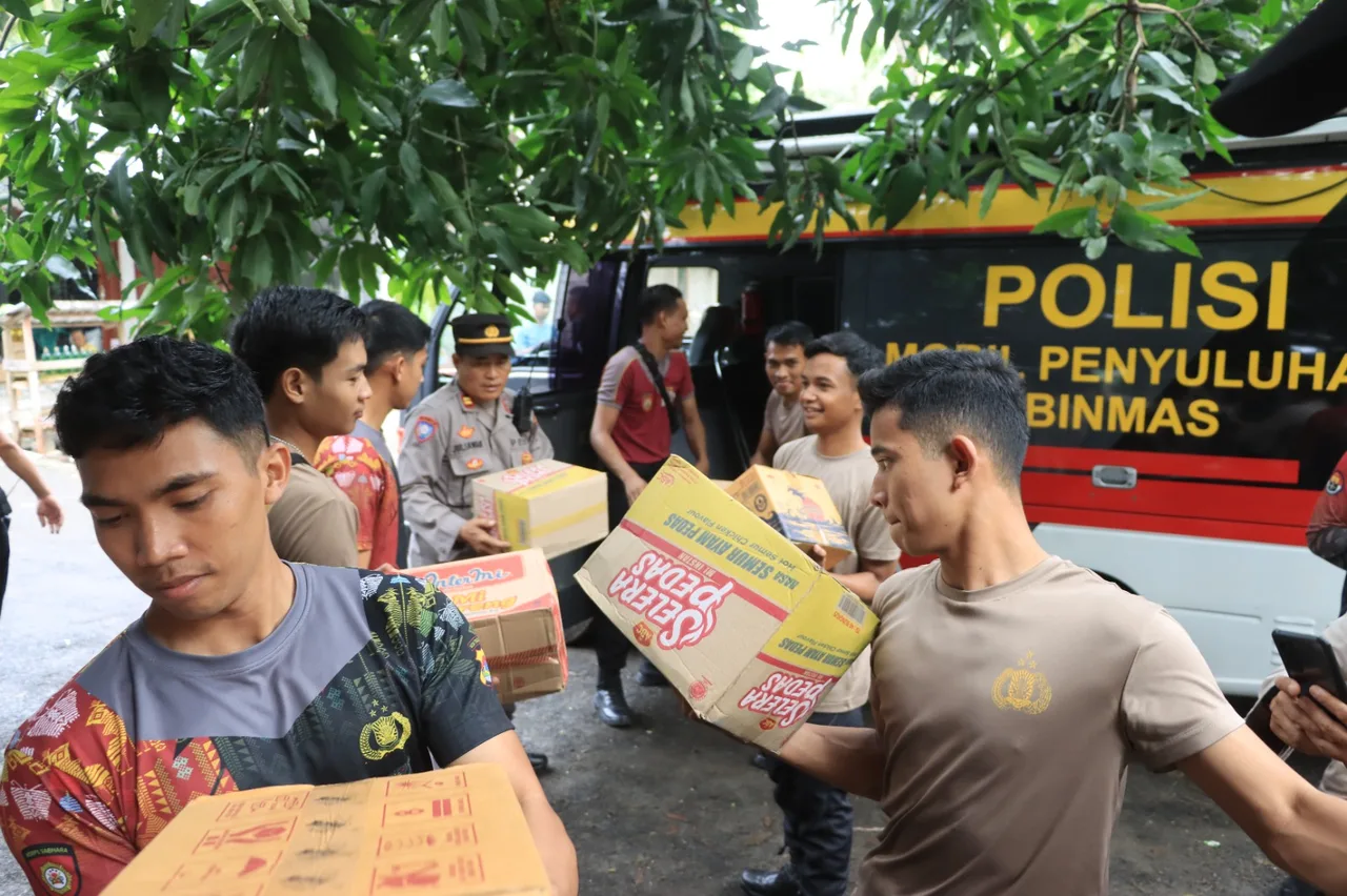 Polres Loteng Berikan Bansos Dan Layanan Kesehatan bagi Warga Terdampak Banjir Di Pujut