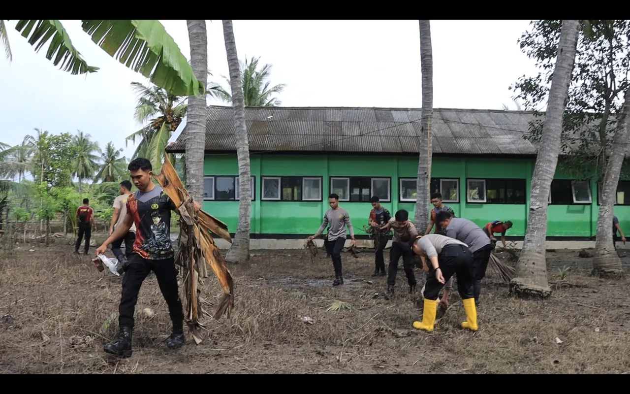 Polres Loteng Bersihkan Sisa Material Pasca Banjir Di Pujut