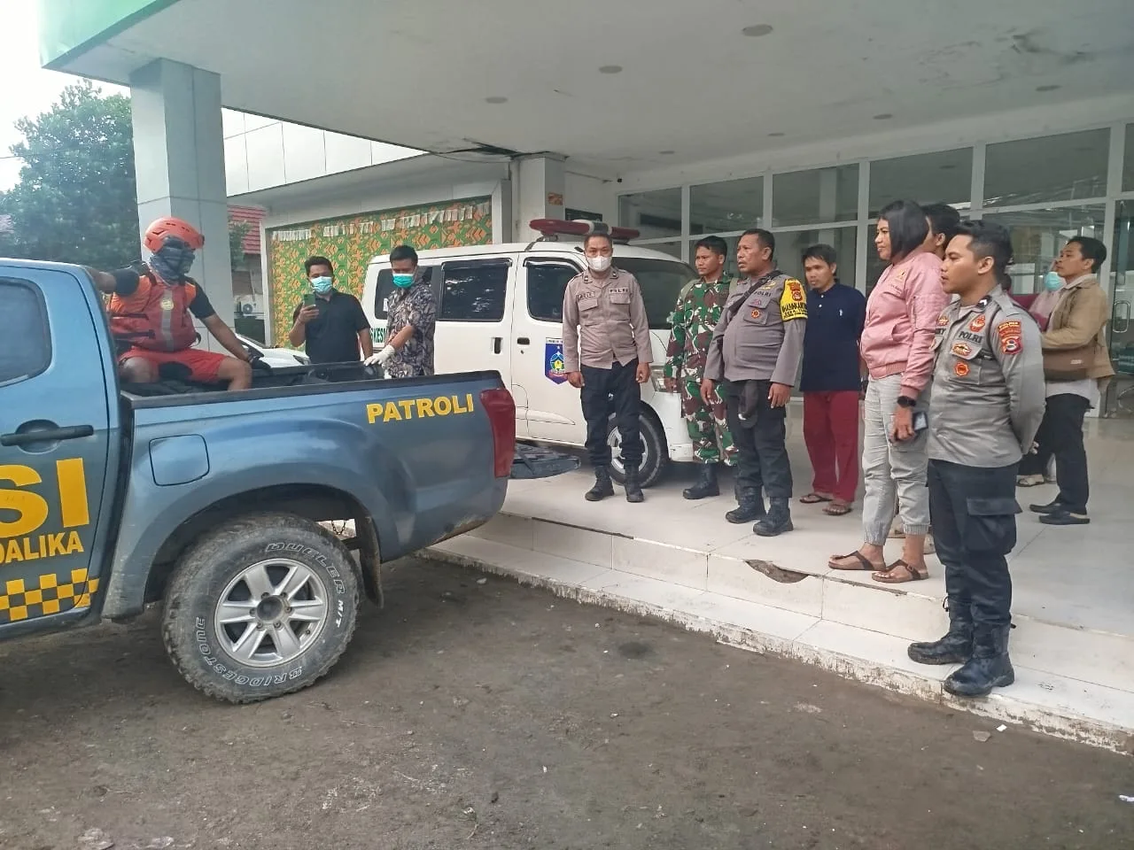 Polres Loteng Bersama Basarnas Evakuasi Mayat Di Pantai Are Guling