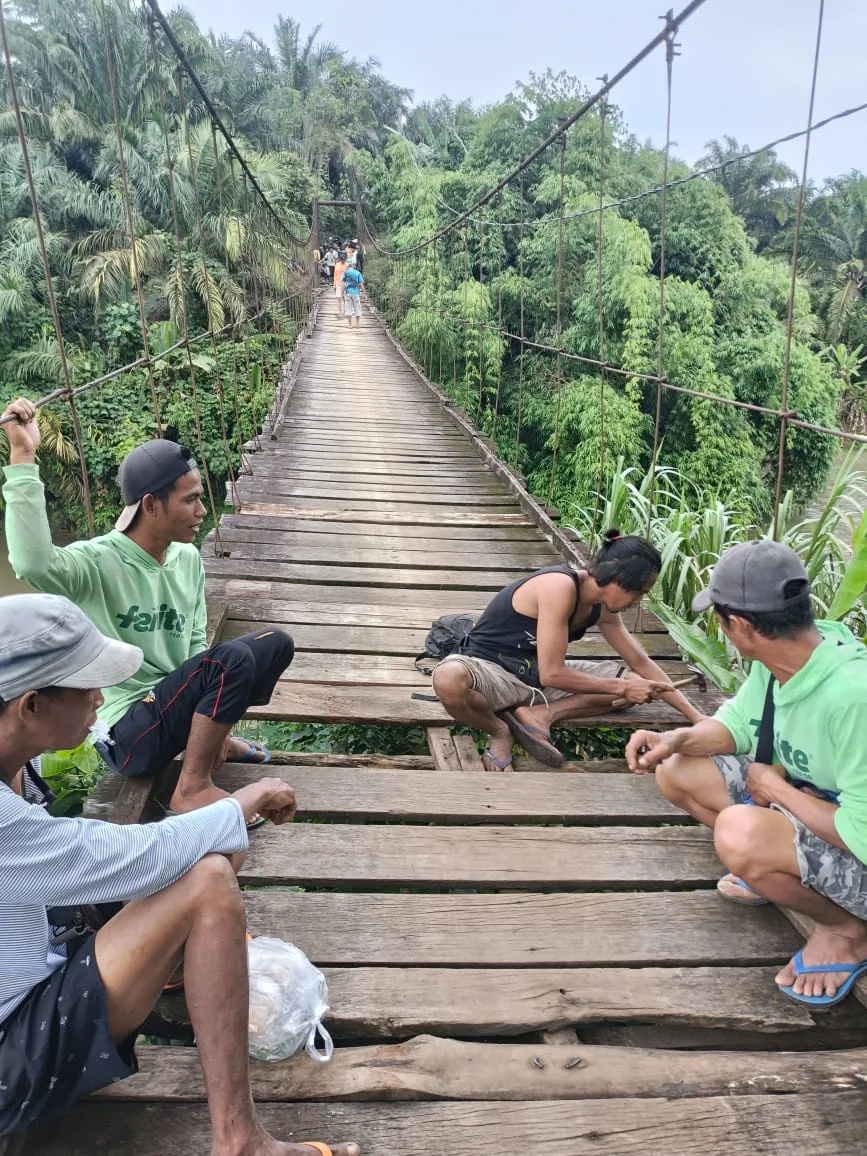 Kepala Desa Ajak Warga Gotong Royong Memperbaiki Jembatan Gantung Guna Untuk Melancarkan Roda Perekonomian