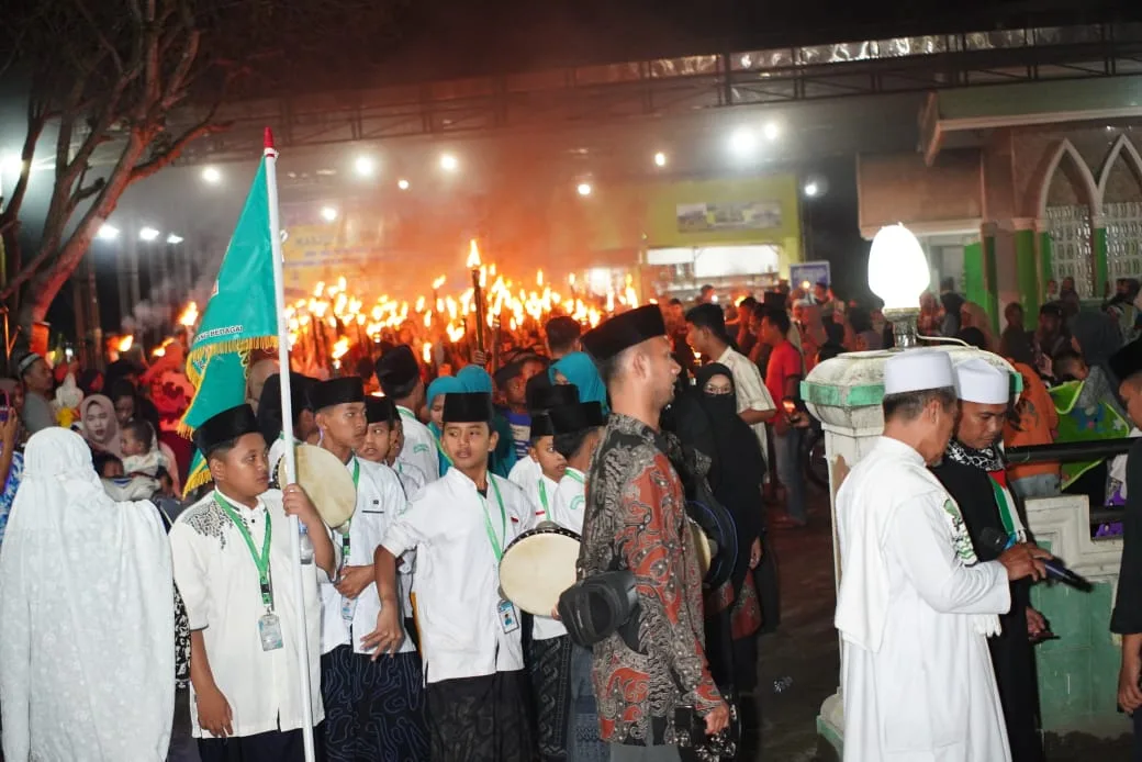 Menyambut Bulan Suci Ramadhan 1446 H/2025 M dengan Pawai 1000 obor yang digelar oleh Masyarakat Desa Se'i Sijenggi