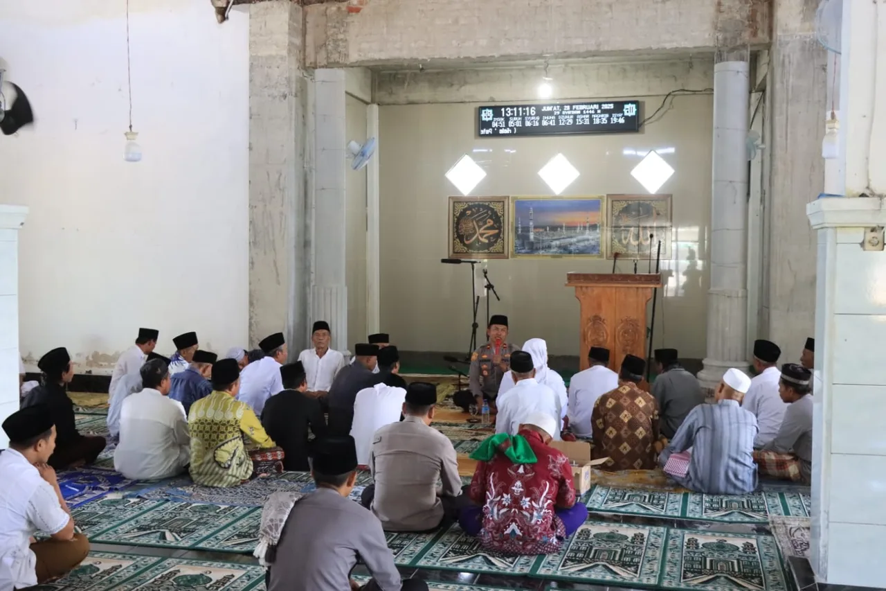 Jumat Curhat Polres Loteng Salurkan Semen Untuk Pembangunan Masjid di Prateng
