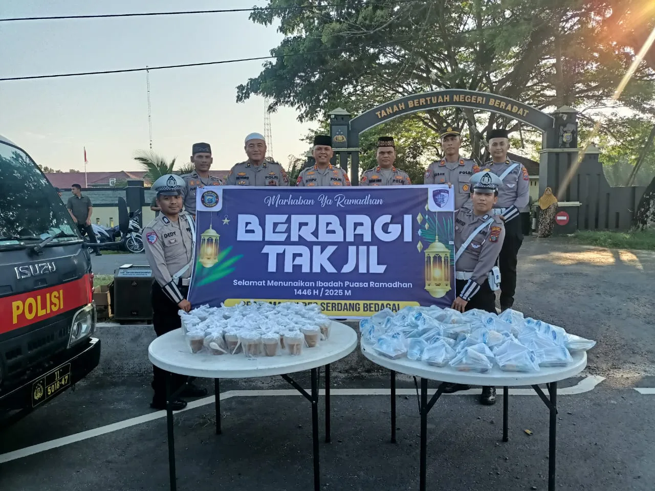 Sebanyak 120 Bungkus Kapolres Sergai kepada Berbagai Takjil ke Pengguna Jalan