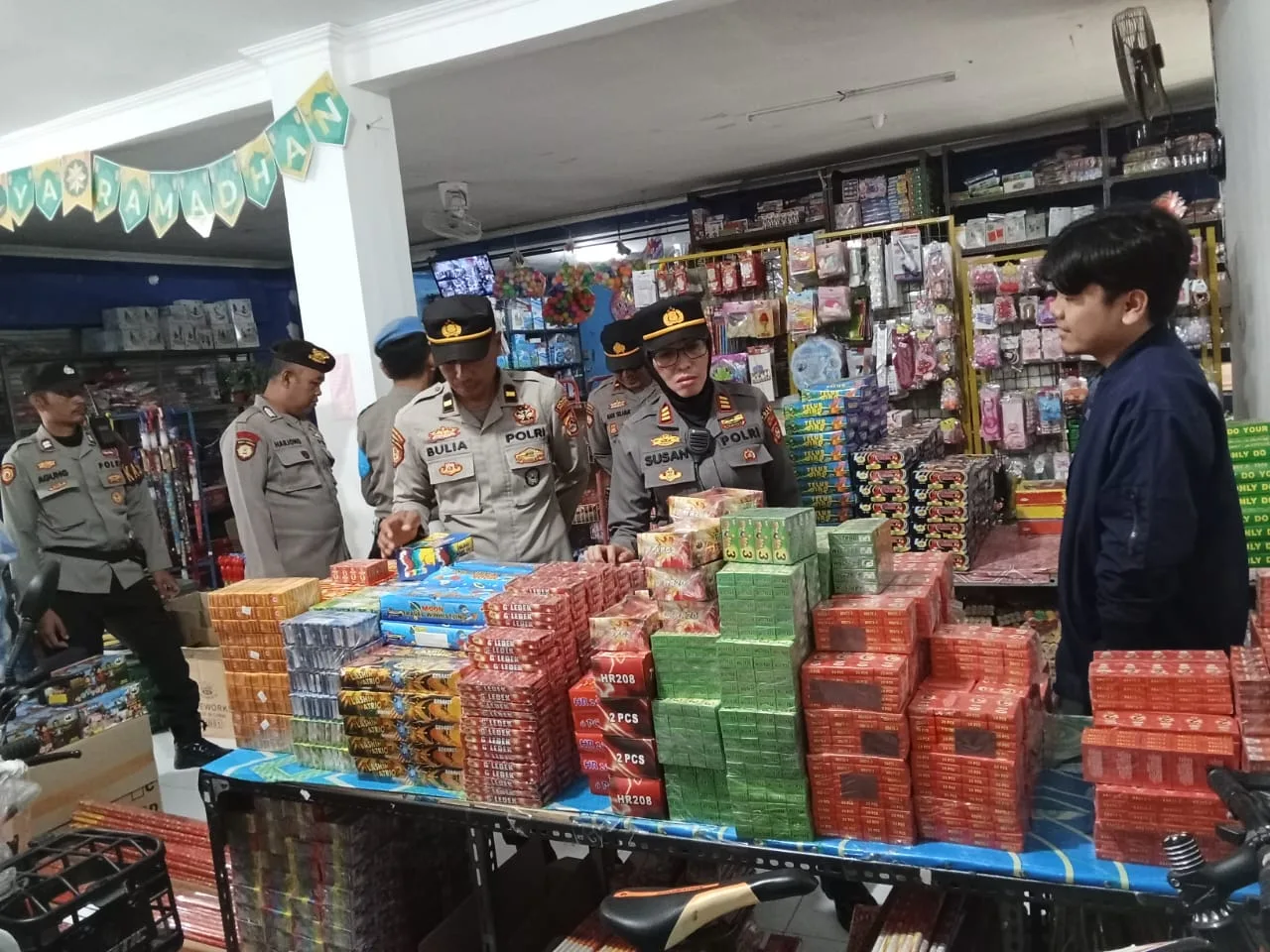 Polsek Praya Gencarkan Razia Petasan Di Bulan Ramadan