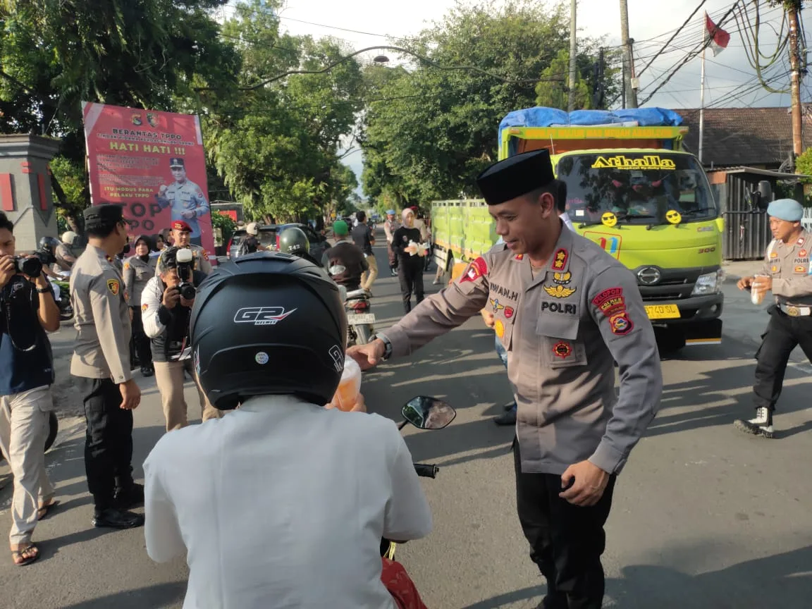 Ramadan Berkah, Kapolres Lombok Tengah Bagikan Takjil kepada Masyarakat
