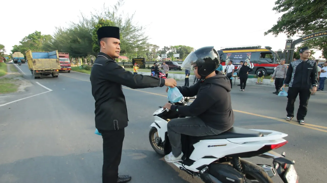 Konsisten Berbagi DiBulan Suci Ramadhan, Sat Intel, Sie Keu dan Humas Polres Sergai Bagikan 120 Paket Takjil