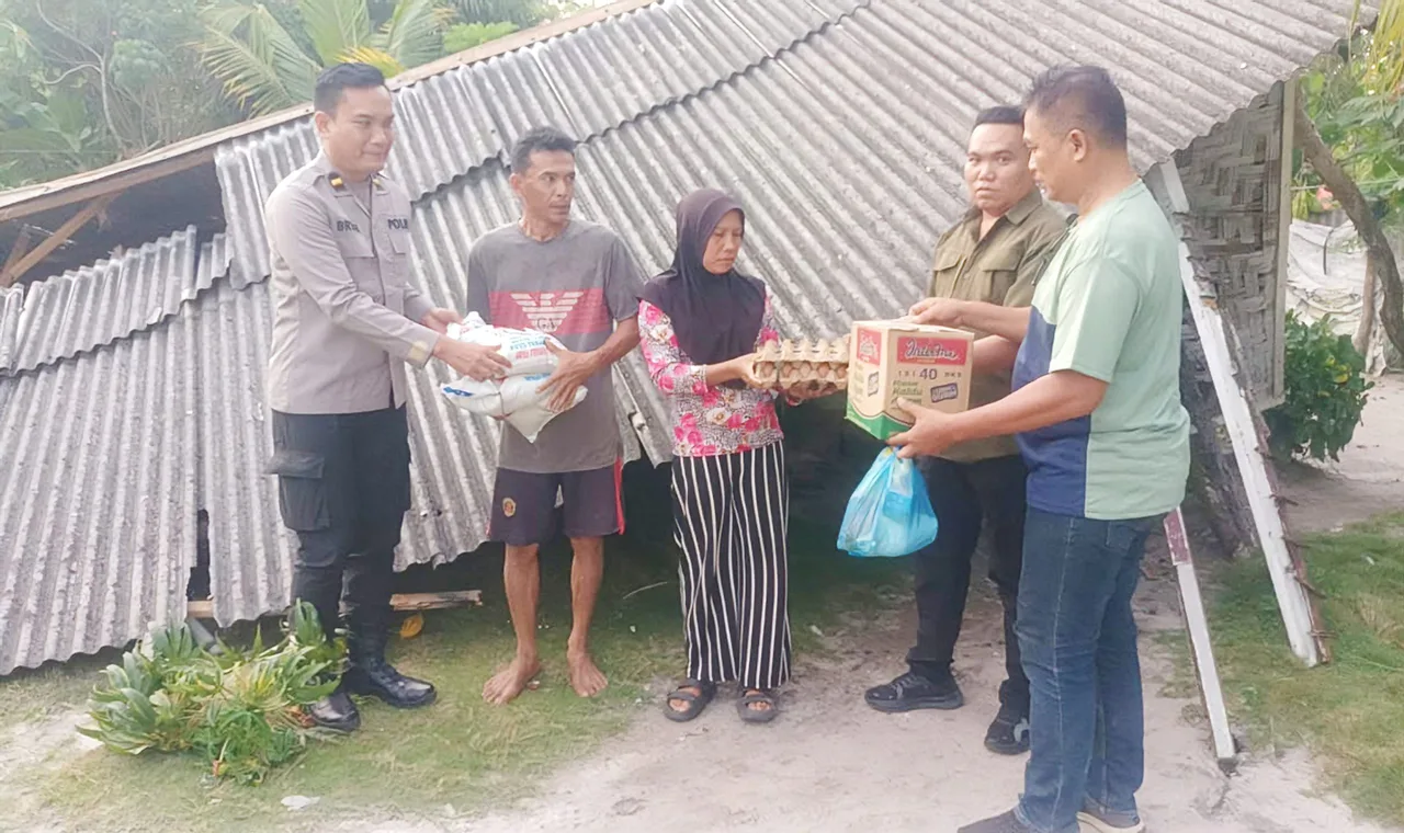 Polri Dan Wartawan Peduli Bantu Warga Korban Rumah Roboh, Implementasi Polri Untuk Masyarakat