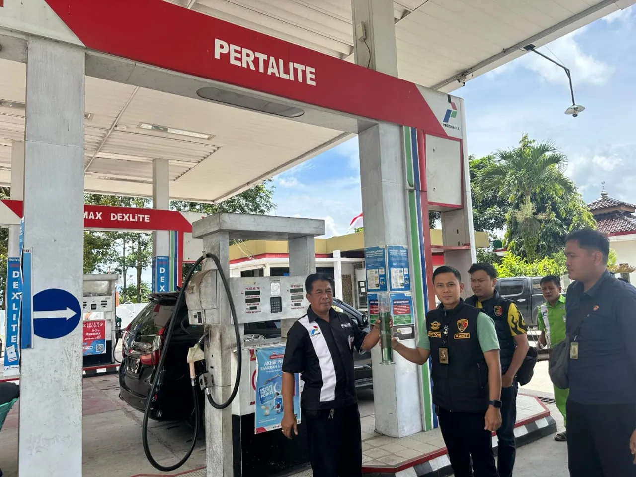 Sidak SPBU Kanit Pidsus Polres Oku Selatan Dr. Victor Fitrizal Auli, S.Psi., M.Si