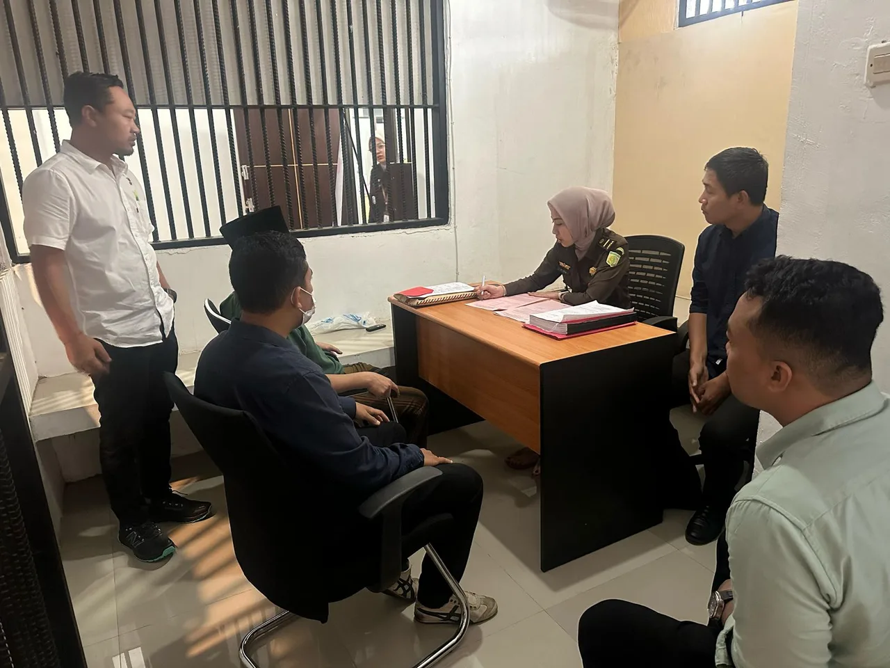 Berkas Lengkap, Polres Loteng Limpahkan Tersangka Pemalsuan Ijazah Ke Kejari Praya