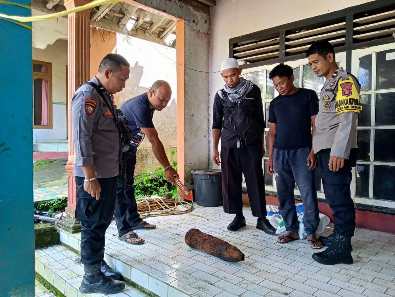 ‎Polres Loteng Bersama Tim Gegana Brimob Evakuasi Diduga Peluru Meriam Di BKU ‎