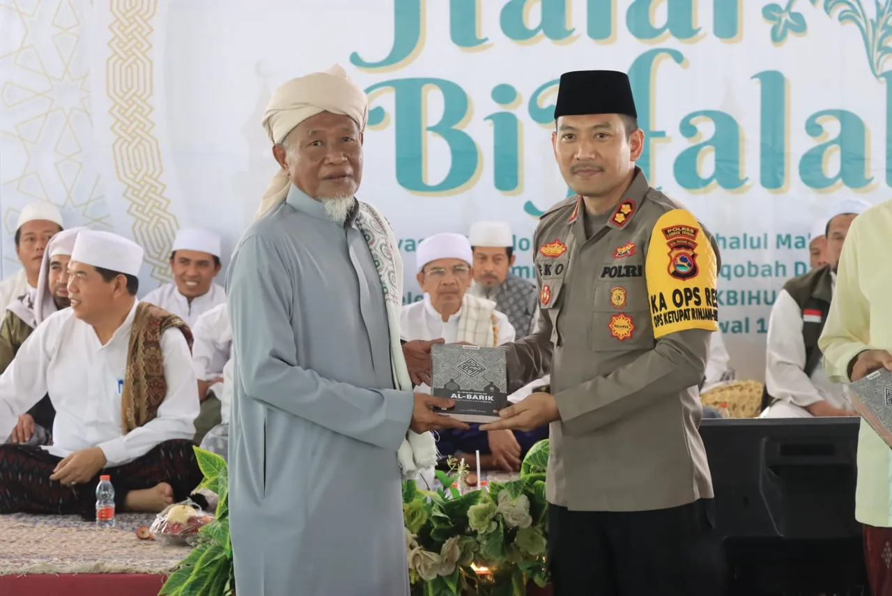‎Halal Bihalal di Ponpes Manhalul Ma'arif, Kapolres Loteng Sumbang Al-quran Dan Semen