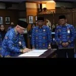 PERSETUJUAN BERSAMA DAN PENANDATANGANAN ATAS RANPERDA APBD KABUPATEN PESIBAR TAHUN 2025