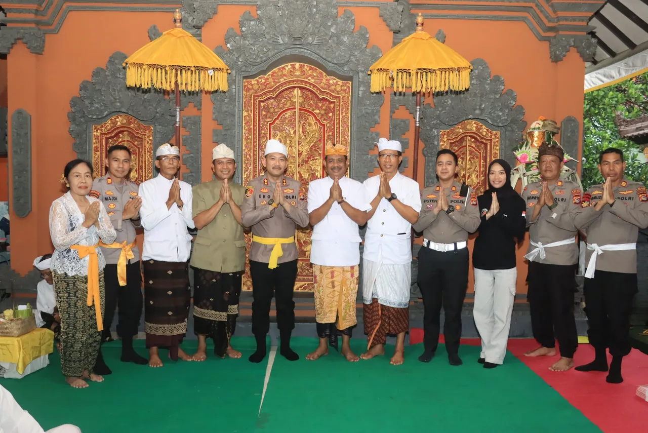 ‎Kapolres Lombok Tengah Hadiri Acara Pujawali ke-30 Di Pura Buana Nata  ‎