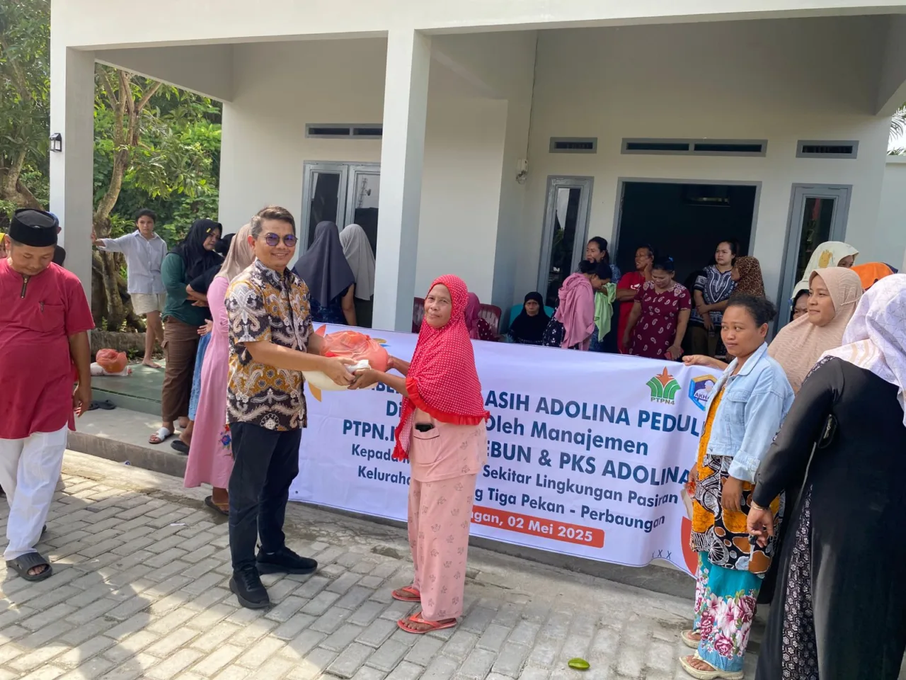Bukti kepedulian PTPN IV Regional II kebun Adolina di wilayahnya membagikan 70 Paket Sembako