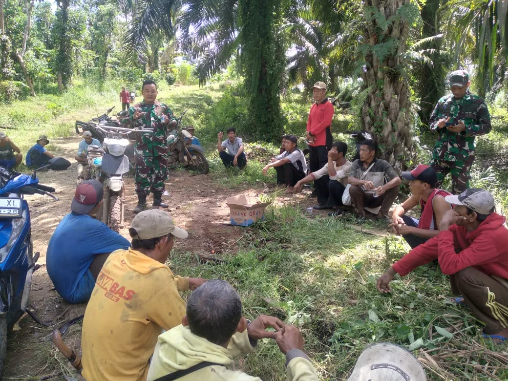 Peratin Tanjung Kemala Ajak Warga Gotong Royong  Perbaikan Jalan Yang Rusak