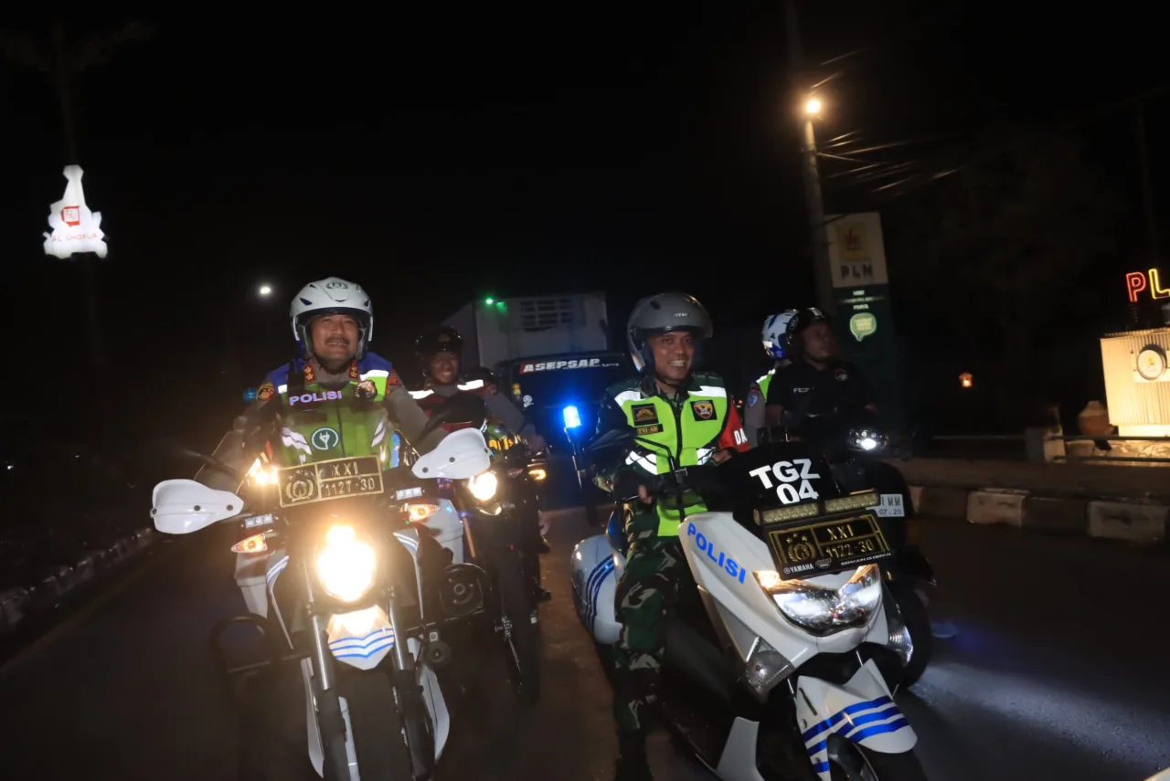 ‎Patroli Sinergitas TNI-Polri Jaga Kamtibmas Malam Hari Di Lombok Tengah