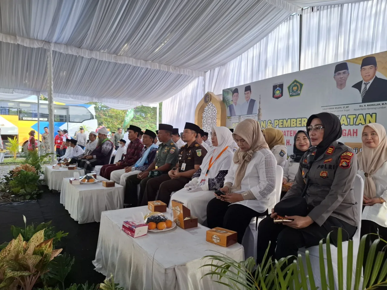‎Polres Loteng Amankan Pelepasan Dan Pemberangkatan Jamaah Haji Kloter 06