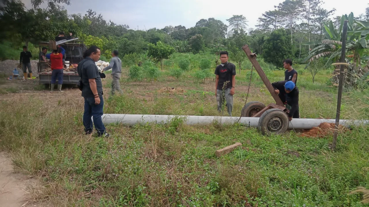 Ketua Organisasi Masyarakat (JERAT,DPW SUMSEL) Berhasil Mendorong Realisasi Penggantian Tiang Listrik Kayu Menjadi Tiang Beton Fi Wilayah Dusun IV, Desa Tanjung Baru