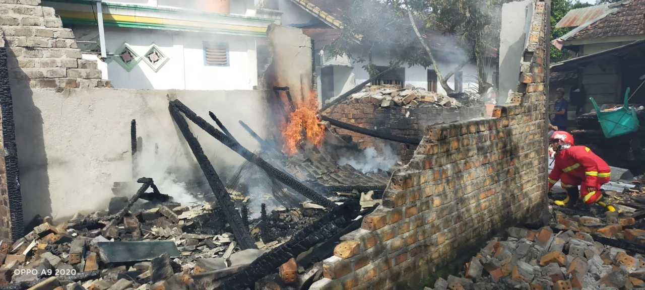Diduga Akibat Hubungan Arus Pendek Satu Buah Bengkel Beserta Rumah Hangus Dilalap Si Jago Merah