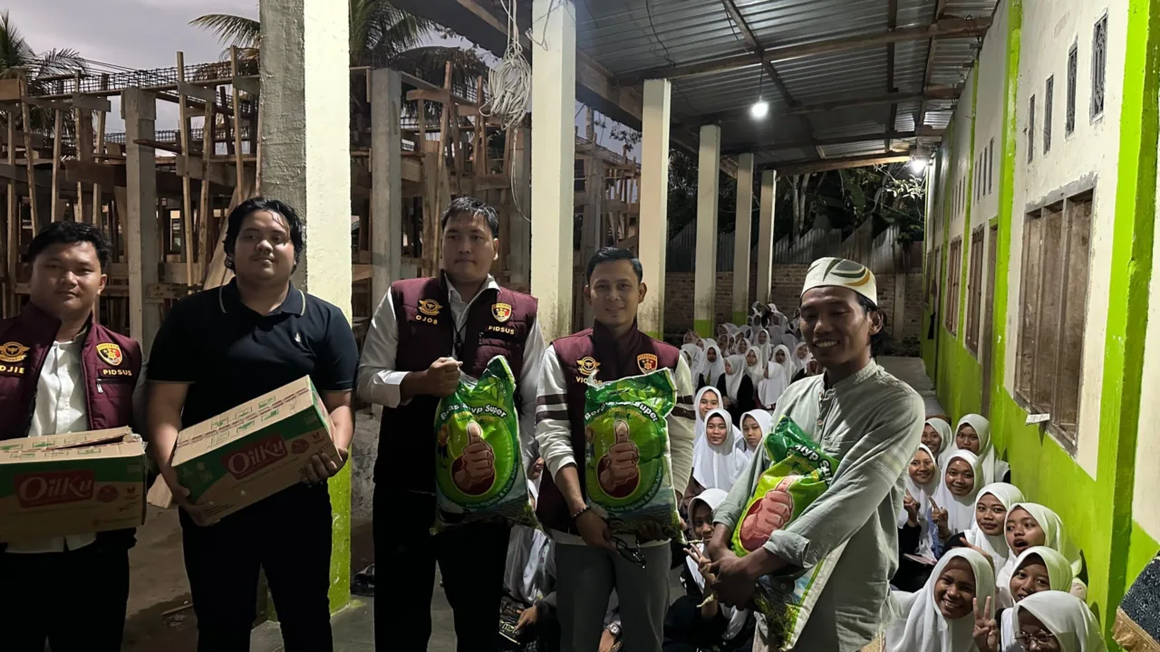 Kapolres Oku Selatan Berikan Bantuan Serta Beasiswa Ke Ponpes Tahfizh Roudlotus Sholihin Bersama Kasat Reskrim Dan Kanit Pidsus Polres Oku Selatan yang Peduli dengan Pendidikkan