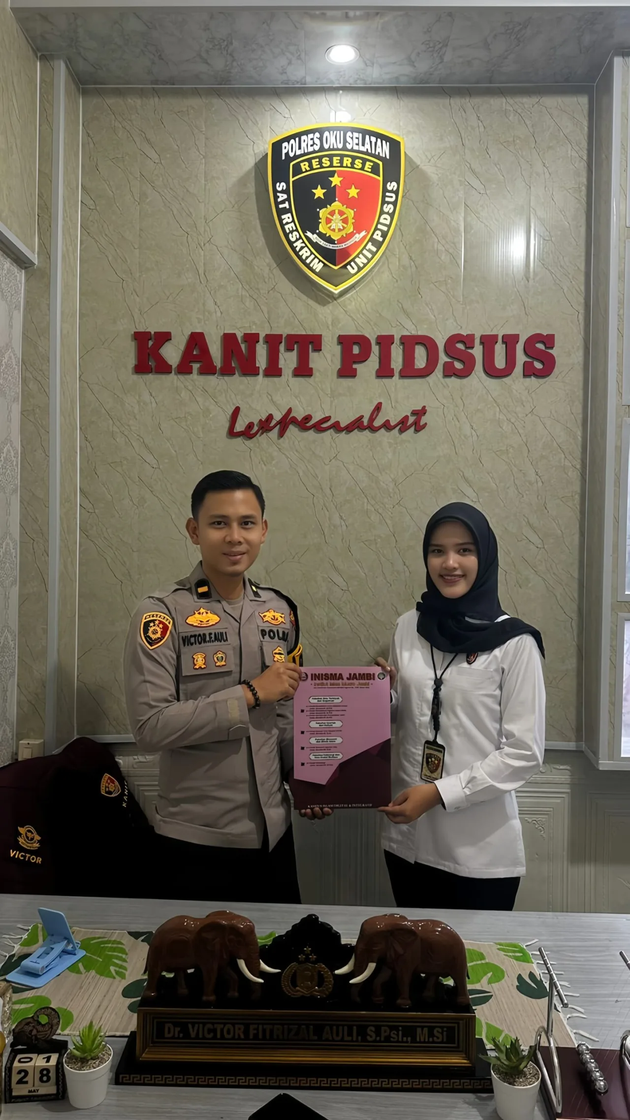 Kanit Pidsus Dr. Victor Fitrizal Auli, S.Psi., M.Si, Selaku Wakil Rektor III Menyalurkan Beasiswa Kembali Terhadap Anggota Polres Oku Selatan