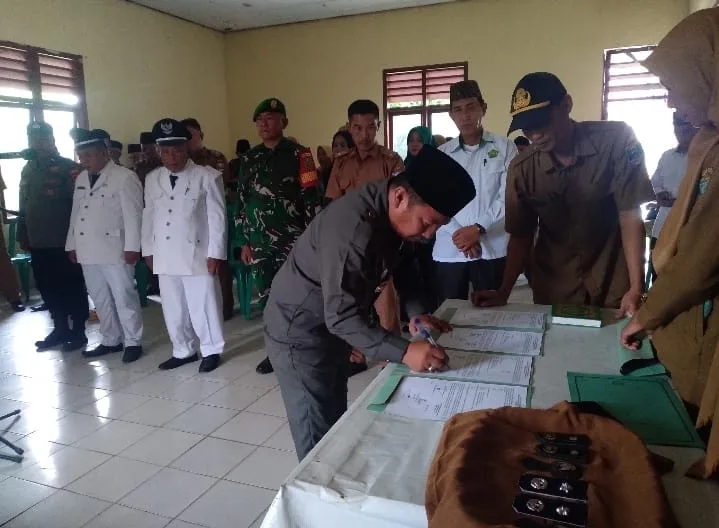 Camat Bangkunat lantik Dua Pj Peratin Di Bangkunat Kabupaten.Pesisir Barat