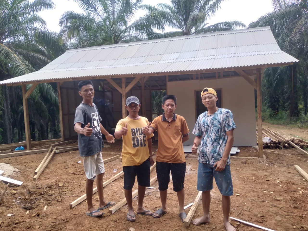 Masyarakat Pekon Kuta Mulya Swadaya Bangun Balai Pekon