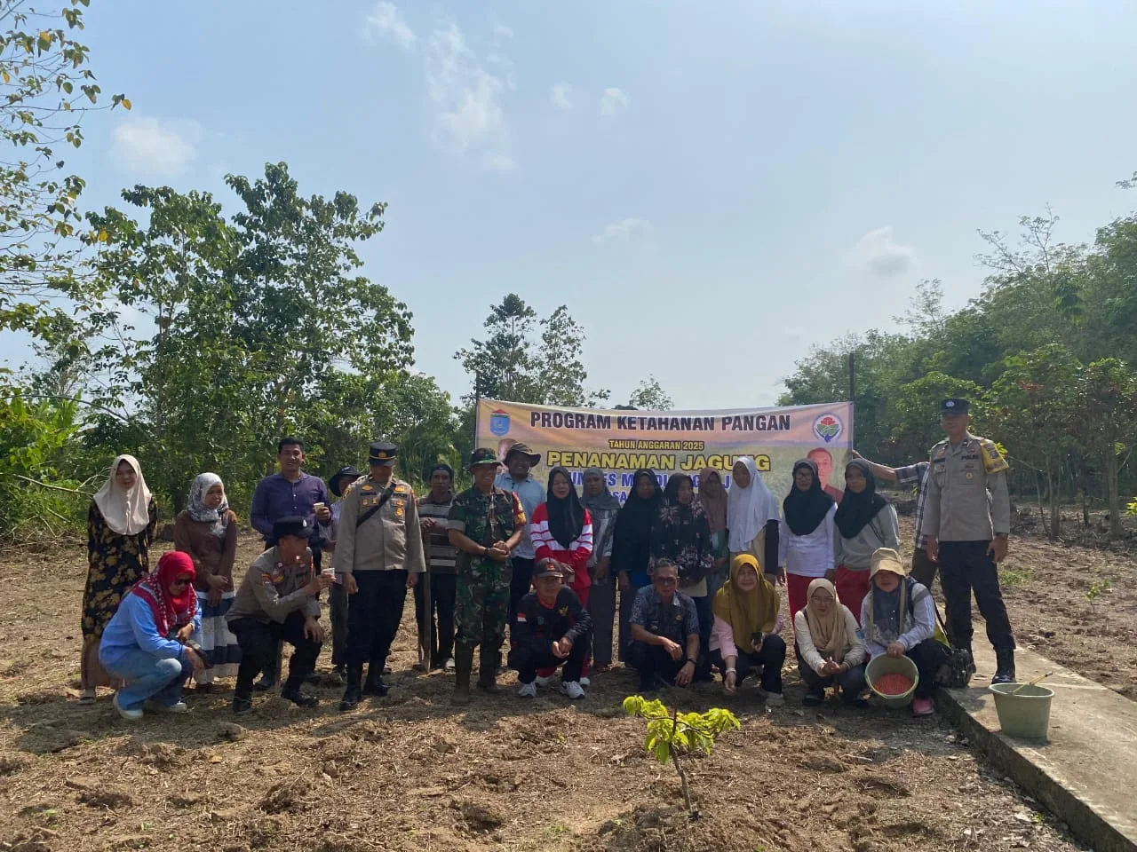 Pemerintah Desa Mandi Angin Bersama Polsek Indralaya Melakukan Kegiatan Penanaman Jagung Pipil Wujudkan Ketahanan Pangan Desa