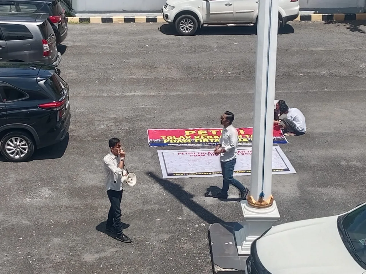 Segerombolan Pemuda Diduga Sudah Menyalahi Aturan Surat Pemberitahuan Dengan Melakukan Aksi Di Halaman Parkir Kantor DPRD OKU