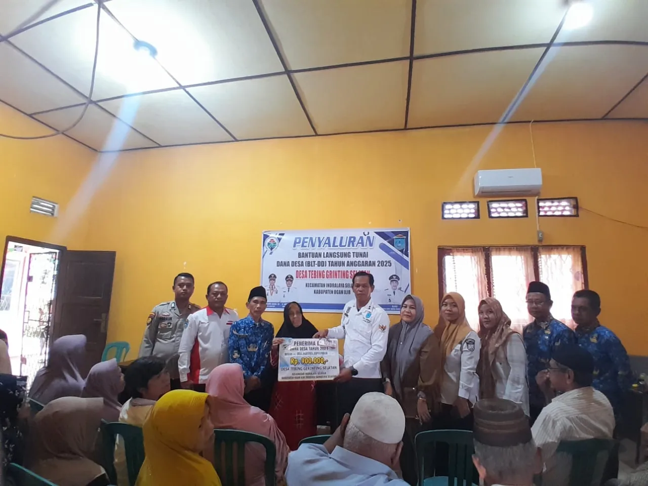 Pemerintah Desa Tebing Gerinting Selatan Menyalurkan Bantuan Langsung Tunai BLT-DD Kepada 26 KPM