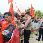 Senyum di Tengah Aspirasi : Polisi dan Warga Bersatu dalam Kehangatan