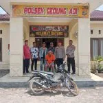 Ungkap Kasus Curanmor di Halaman Kantor Desa Sumber Sari, Kapolsek Gedung Aji Paparkan Kronologinya : Satu Pelaku Diamankan Beserta Barang Buktinya