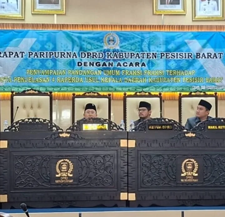 DPRD Pesisir Barat Gelar Paripurna Pandangan Umum Fraksi Atas Empat Raperda Usulan Eksekutif