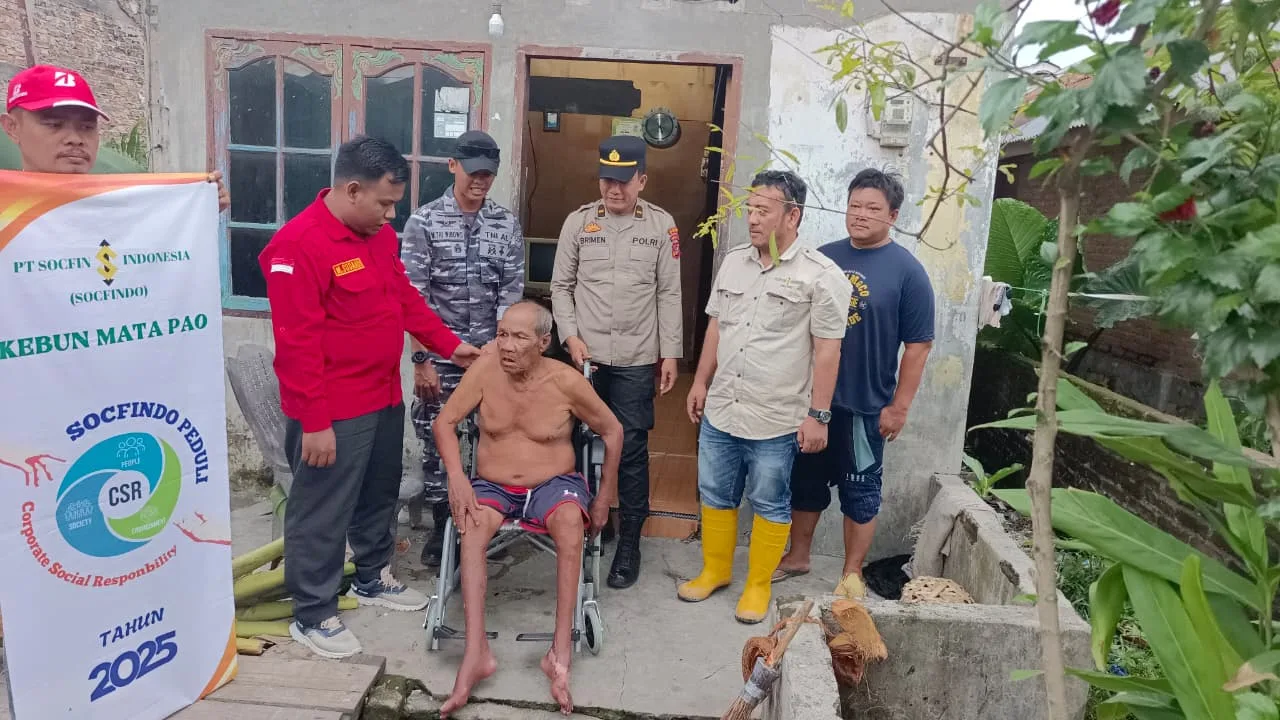 TNI- Polri bersama PT. Socfindo Menyerahkan Kursi Roda kepada Azahar Sirait 74
