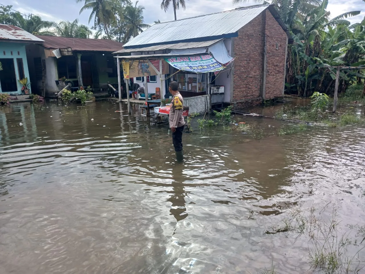 Bhabinkamtibmas Aiptu Hendra, Bantu Warga Terdampak Banjir Di Sei Rampah Dan Pematang Ganjang