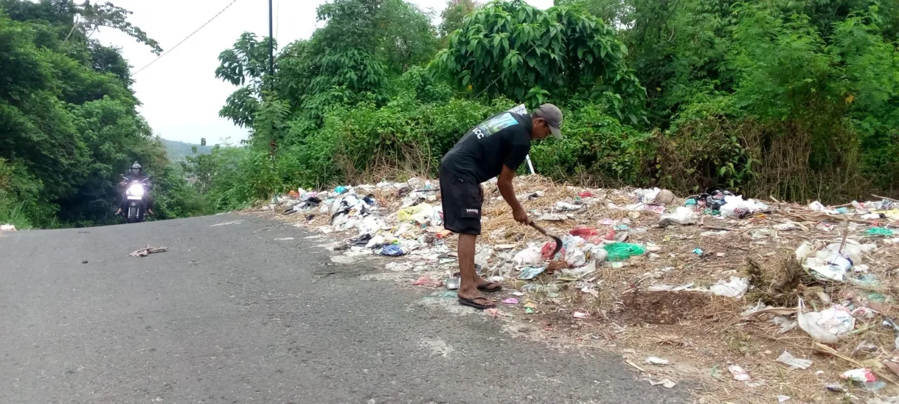Sampah Kembali Hiasi Jalan Menuju Desa Pendagan, Warga Desak Pemerintah Bertindak