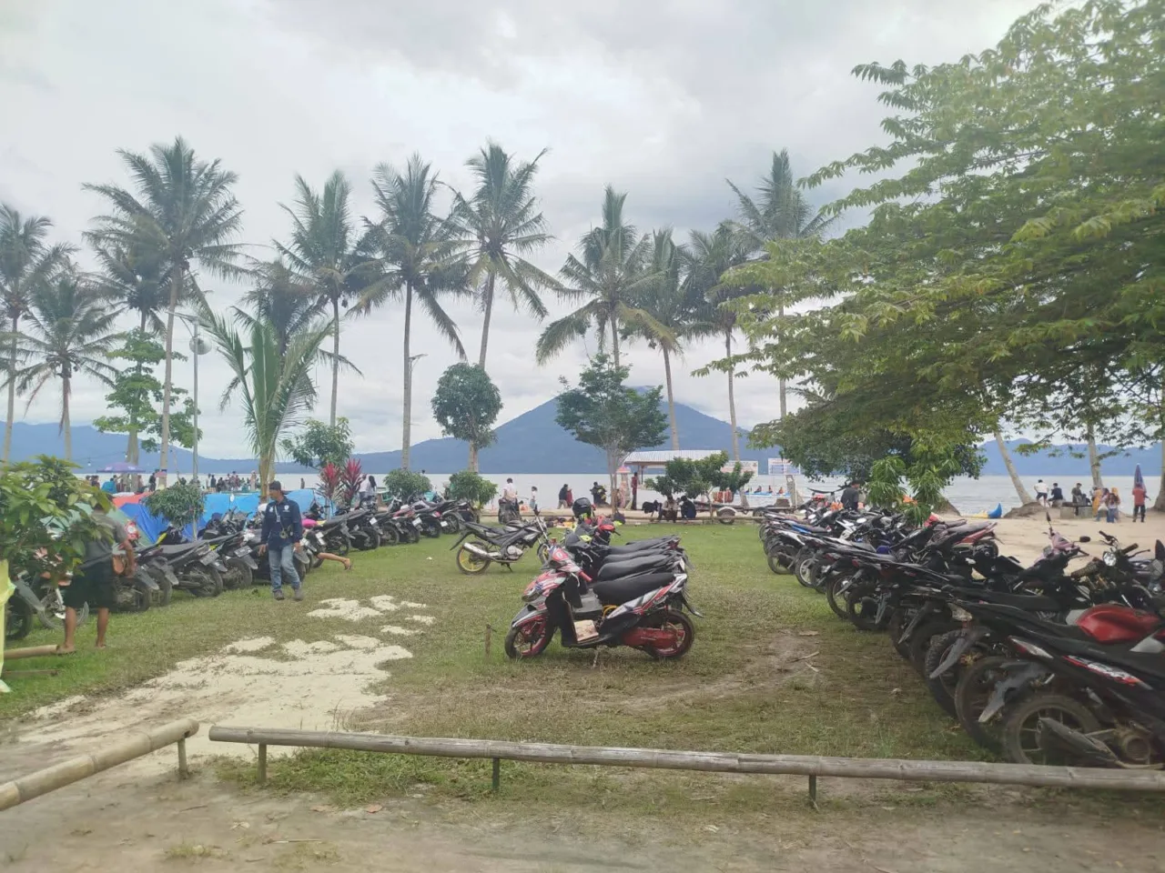 Menjelang Perayaan Tahun Baru 2026, kondisi kawasan wisata Danau Ranau, Kecamatan Banding Agung, Kabupaten Oku Selatan, Terpantau aman, Tertib