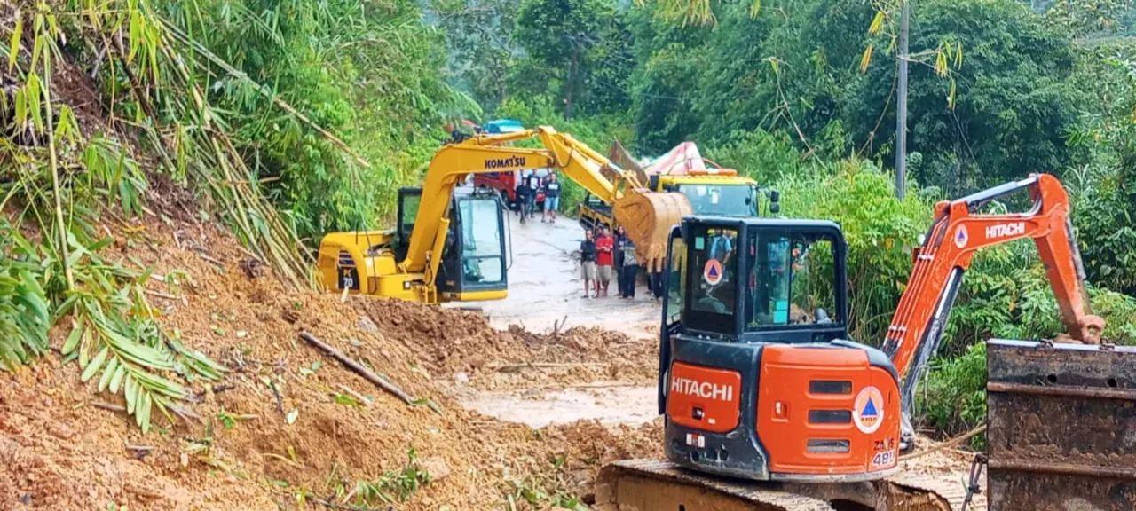 Pemerintah Kabupaten Ogan Komering Ulu Selatan Melalui Badan Penanggulangan Bencana Daerah (BPBD) Melaksanakan Pembersihan Material Tanah longsor